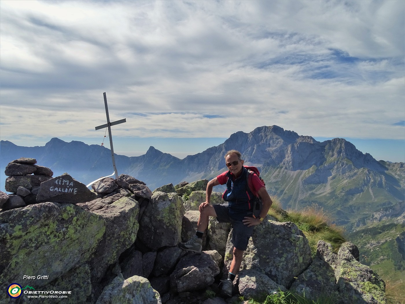 23  Alla croce della Cima delle galline (2131 m) con alle spalle il Pizzo Arera.JPG